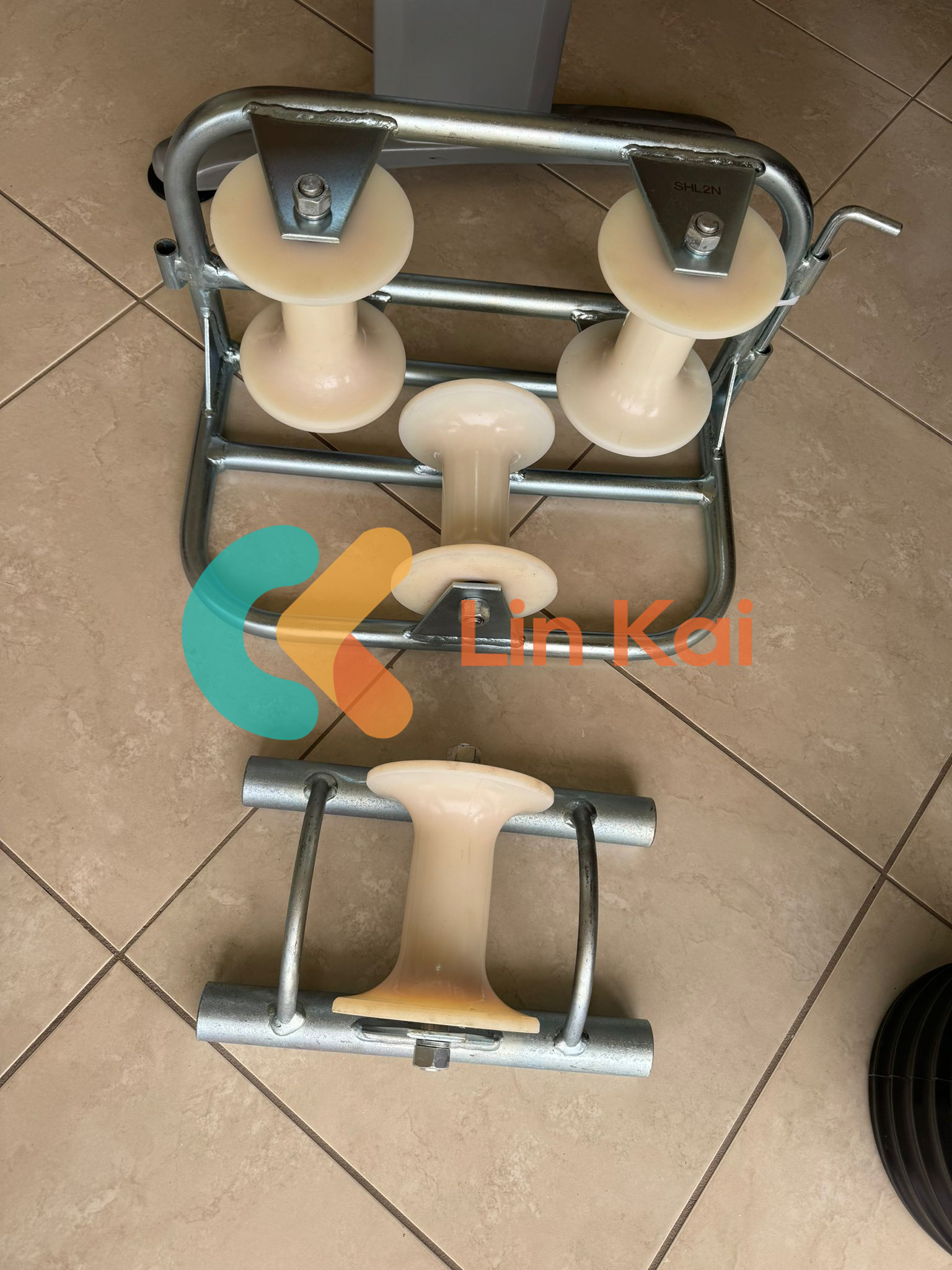 Kakšne so glavne funkcije ozemljitvenega valja za kabel?